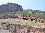 Grotten in de rotsen aan Agia Roumeli strand | Chania Kreta | Griekenland
